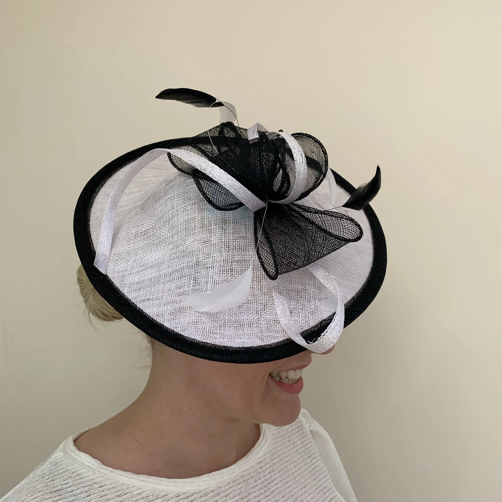 Max and Ellie AD1 Hatinator Disc in Ivory and White